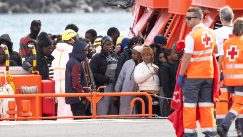 Varios servicios de emergencia atienden a migrantes recién rescatados de un cayuco, en Puerto Naos, a 4 de enero de 2025, en Arrecife, Lanzarote, Canarias.