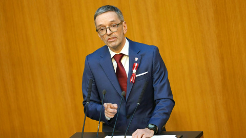 El presidente del Partido Liberal de Austria (FP), Herbert Kickl, interviene durante la sesión constitutiva del Consejo Nacional en el Parlamento austriaco en Viena, a 24 de octubre de 2024.