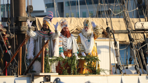 Els Reis arriben a Barcelona a bord del vaixell Pailebot Santa Eulàlia.