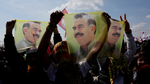 Simpatizantes del partido pro-kurdo Igualdad y Democracia del Pueblo (Partido DEM) muestran banderas con un retrato del encarcelado líder del Partido de los Trabajadores del Kurdistán (PKK) Abdullah Ocalan, en Estambul, Turquía, 17 de marzo de 2024.