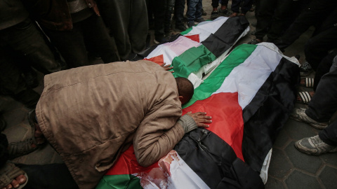 Palestinos lloran la muerte de dos personas asesinadas en la Franja de Gaza, a 5 de enero de 2024.