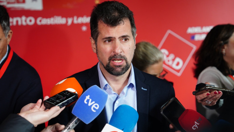 El secretario general del PSOE en Castilla y León, Luis Tudanca, realiza unas declaraciones en el Colegio Arzobispo Fonseca, a 3 de mayo de 2024, en Salamanca.