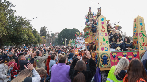 Varias carrozas durante la cabalgata de Reyes Magos de Sevilla, a 4 de enero de 2025, en Sevilla.