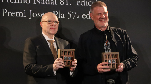 Jorge Fernández Díaz i David Bueno recollint els guardons en la nit literària del dia de Reis.