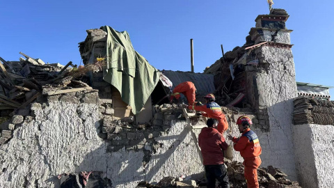 Un equipo de emergencias trabaja en una de las zonas afectadas por el terremoto que ha sacudido China, India y Nepal.