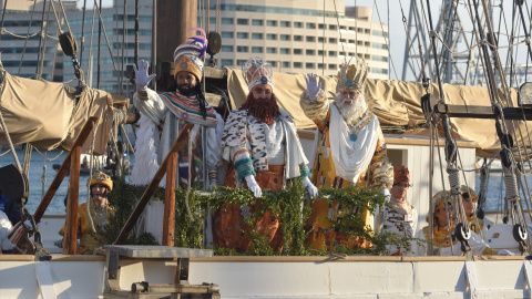 Los Reyes Magos Baltasar, Gaspar y Melchor a su llegada al Portal de la Pau, en Barcelona.