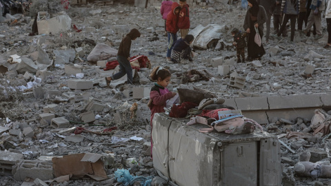 Imagen de los destrozos causados por el bombardeo israelí del campo de refugiados de Al-Maghazi, en Deir al-Balah, el pasado 3 de enero de 2025.