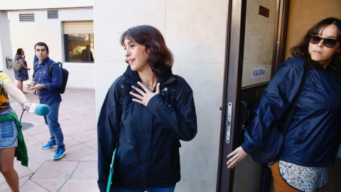 Juana Rivas en la puerta de los juzgados.