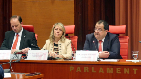 El conseller d'Interior, Joan Ignasi Elena, amb la secretària general, Tamara Garcia, i el director dels Mossos, Pere Ferrer, durant la seva compareixença al Parlament