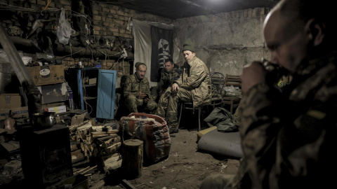 Donetsk (Ucrania), 02/01/2025.-Soldados del ejército ucraniano descansas en la región de Doneska conflict that has provoked destruction and a humanitarian crisis. (Rusia, Ucrania) EFE/EPA/24TH MECHANIZED BRIGADE OF UKRAINIAN ARMED FORCES HANDOUT HANDOUT EDITORIAL USE ONLY/NO SALES