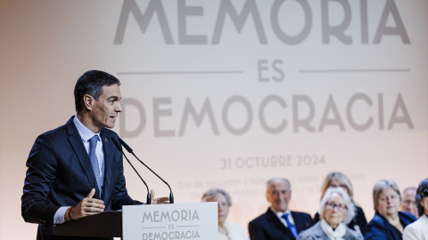 El presidente del Gobierno, Pedro Sánchez, preside el acto con motivo de la celebración del ‘Día de Recuerdo y Homenaje a todas las víctimas del golpe militar, la Guerra y la Dictadura’, en el Auditorio Nacional de Música.