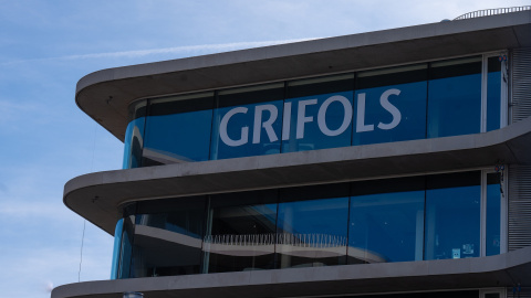 El logo de la farmacéutica Grifols en su sede de Sant Cugat del Vallès (Barcelona).