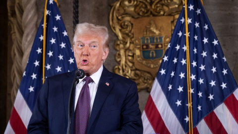 El presidente electo Donald Trump se dirige a los medios durante una conferencia de prensa en Mar-a-Lago, a 7 de enero de 2025 en Palm Beach, Florida.