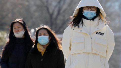 Imagen de varios ciudadanos llevando mascarillas en Beijing, China, a 7 de enero de 2025.