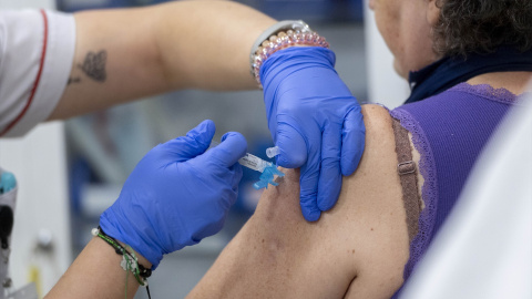 Foto de archivo de una mujer vacunándose durante la campaña contra la gripe.