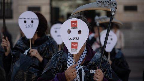 Manifestantes con caretas durante una concentración de la plataforma Marea de Residencias, en la Puerta del Sol