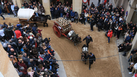 Un carro, al seu pas per la plaça del Blat de Valls durant els Tres Tombs