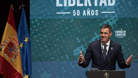 El presidente del Gobierno, Pedro Sánchez, interviene durante el acto 'España en Libertad', en el Auditorio del Museo Nacional Centro de Arte Reina Sofía,