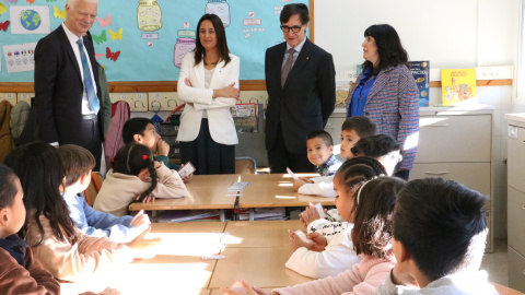 El president de l'OCDE, Andreas Schleicher, la consellera d'Educació, Esther Niubó, el president de la Generalitat, Salvador Illa, i la directora de l'Escola Marta Mata de Barcelona