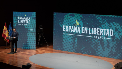 El presidente del Gobierno, Pedro Sánchez, interviene durante el acto 'España en Libertad', en el Auditorio del Museo Nacional Centro de Arte Reina Sofía.