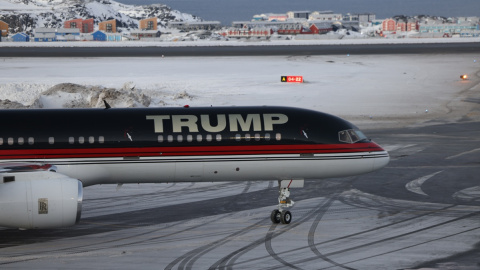 Un avión con el nombre de Donald Trump impreso aterriza este miércoles en el aeropuerto de Nuuk, en Groenlandia,