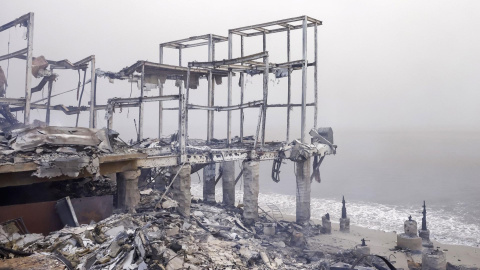 Los restos de una casa en el Océano Pacífico quemada por el incendio en Malibú, California, EE.UU.