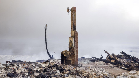 Los restos de una casa en el Océano Pacífico quemada por el incendio forestal en Malibú, California, EE.UU.