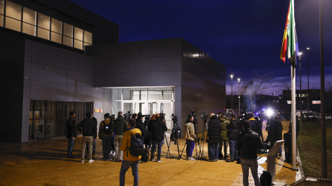 Los periodistas esperan en la entrada de los juzgados en Badajoz la llegada del hermano de Pedro Sánchez, David Sánchez.