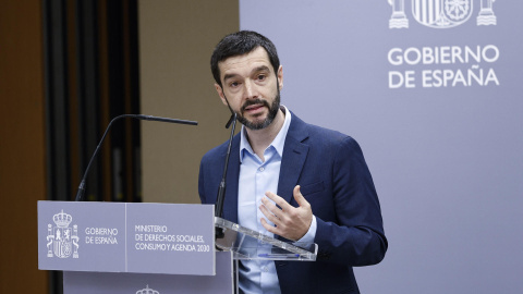 MADRID (ESPAÑA), 09/01/2025.- El ministro de Derechos Sociales, Pablo Bustinduy durante la presentación de la nueva Estrategia de Lucha contra la Pobreza durante un acto celebrado en el ministerio de Derechos Sociales en Madrid este jueves. EFE/ Rodrigo Jiménez