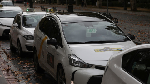 Foto de archivo de varios taxis a la espera de clientes en Sevilla.