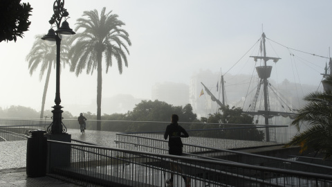 Varias personas caminan por Sevilla que ha amanecido con niebla, a 9 de enero de 2025.