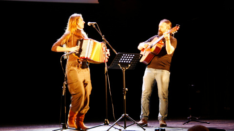 Actuació musical per iniciar la presentació de la 38a edició del Festival Folk Internacional Tradicionàrius, al Centre Artesà Tradicionàrius, a Barcelona