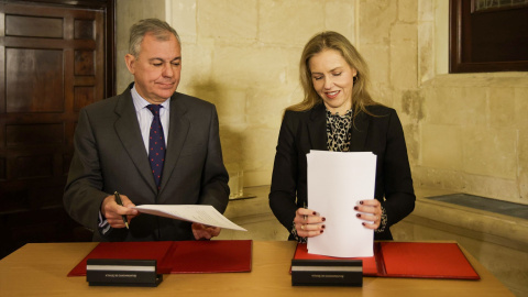 El alcalde de Sevilla, José Luis Sanz, y la portavoz municipal de Vox, Cristiana Peláez, este jueves.