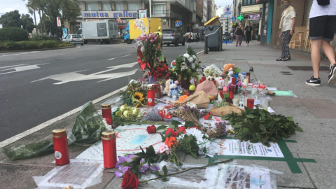 Fotos y velas en memoria de Samuel Luiz frente al paseo marítimo de A Coruña, en una imagen de archivo