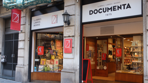 Vista exterior de la llibreria Documenta de Barcelona, decorada per la celebració dels seus cinquanta anys