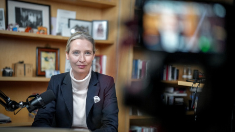 Alice Weidel, colíder del partido de extrema derecha alemán AfD (Alternative fuer Deutschland), en su despacho de Berlín durante la charla virtual con el multimillonario estadounidense Elon Musk.