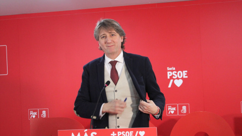 El secretario provincial del PSOE y alcalde de Soria, Carlos Martínez, durante una rueda de prensa, en la sede de Soria, a 8 de enero de 2025.