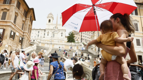 Una mujer y un bebé se protegen del sol durante una ola de calor en Roma, a 21 de junio de 2024.