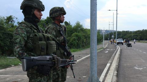 Soldados del Ejército colombiano del puente Internacional Atanasio Girardot que une a Cúcuta (Colombia) con el estado Táchira (Venezuela).