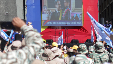 Integrantes de las milicias bolivarianas siguen la transmisión de la investidura de Nicolás Maduro como presidente de Venezuela este viernes, en Caracas (Venezuela).