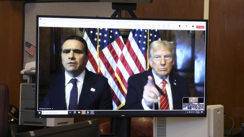 El presidente electo de Estados Unidos, Donald Trump, aparece en una pantalla de forma remota durante una audiencia de sentencia frente al juez del estado de Nueva York, Juan Merchan, en el caso penal en el que fue condenado en 2024 por cargos relacionados con el pago de dinero a una estrella porno para mantener su silencio, en New York Criminal. Tribunal de Manhattan en la ciudad de Nueva York, EE. UU., 10 de enero de 2025.