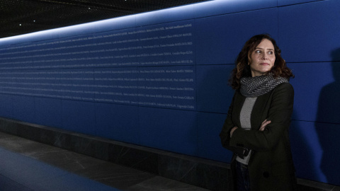 -FOTODELDIA- MADRID, 10/01/2025.- La presidenta de la Comunidad de Madrid, Isabel Díaz Ayuso, visita el nuevo espacio ampliado de homenaje a las víctimas de los atentados del 11 de marzo de 2004, durante al acto de apertura de la remodelación del vestíbulo de la Estación de Atocha, este viernes. EFE/Daniel González