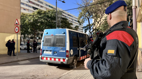 Un agent dels Mossos d'Esquadra a l'emplaçament on es va produir el  tiroteig al barri de la Mina