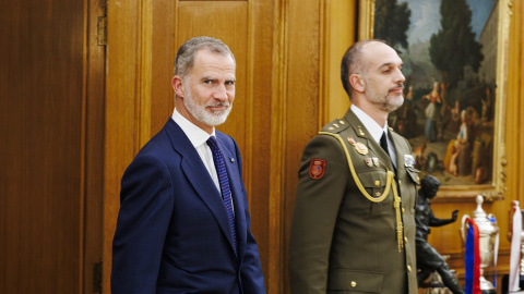 El Rey Felipe VI a su llegada a una audiencia en el Palacio de La Zarzuela, a 25 de noviembre de 2024, en Madrid.