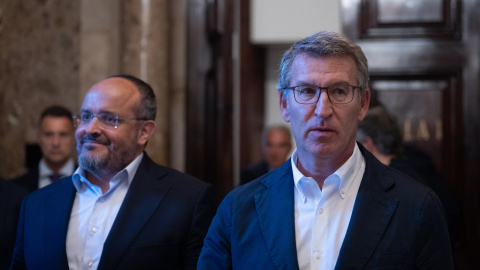 El líder del PP de Catalunya, Alejandro Fernández (i) y el líder del PP, Alberto Núñez Feijóo (d), en el Parlament de Catalunya, a 8 de julio de 2024, en Barcelona