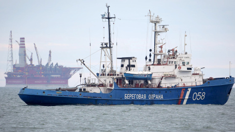 Un barco de la Guardia Costera rusa, delante de la plataforma petrolera ártica 'Prirazlomnaya' de Gazprom, en una foto de archivo.