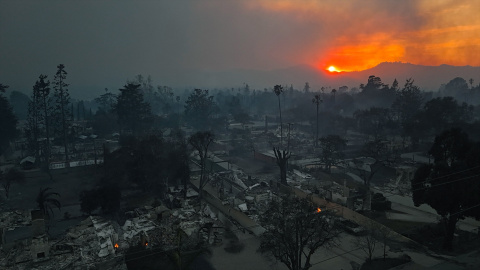 imagen tras el paso del incendio forestal por el condado de Los Ángeles, al sur de California, a 8 de enero de 2025.