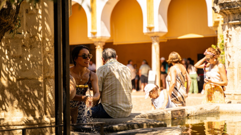 Turistas se refrescan con agua para hacer frente a las altas temperaturas registradas en la capital cordobesa, a 19 de agosto de 2024 en Córdoba.