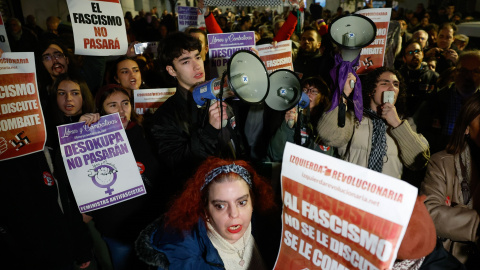 Decenas de personas se congregan en el exterior de la Taberna Garibaldi de Madrid antes del inicio de la presentación del libro 'Algo habremos hecho' de la eurodiputada Irene Montero.