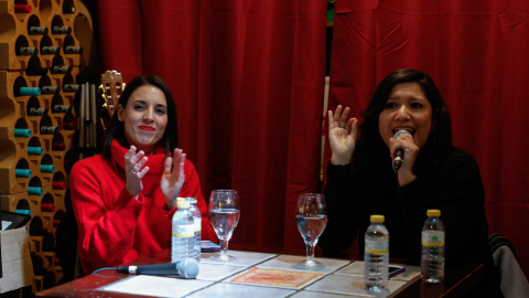 La eurodiputada Irene Montero junto a la periodista y comunicadora política Laura Arroyo durante la presentación su libro 'Algo habremos hecho' en la Taberna Garibaldi de Madrid.